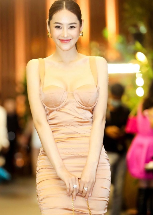 Bà xã Lâm Vinh Hải sở hữu gương mặt xinh đẹp với những đường nét hài hoà và nền nã, thân hình nuột nà.