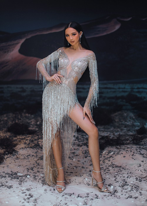 Trang phục dạ hội “Galaxy” được lấy cảm hứng từ vẻ đẹp huyền ảo và lung linh của bầu trời sao về đêm trên sa mạc. Ảnh: Sen Vàng