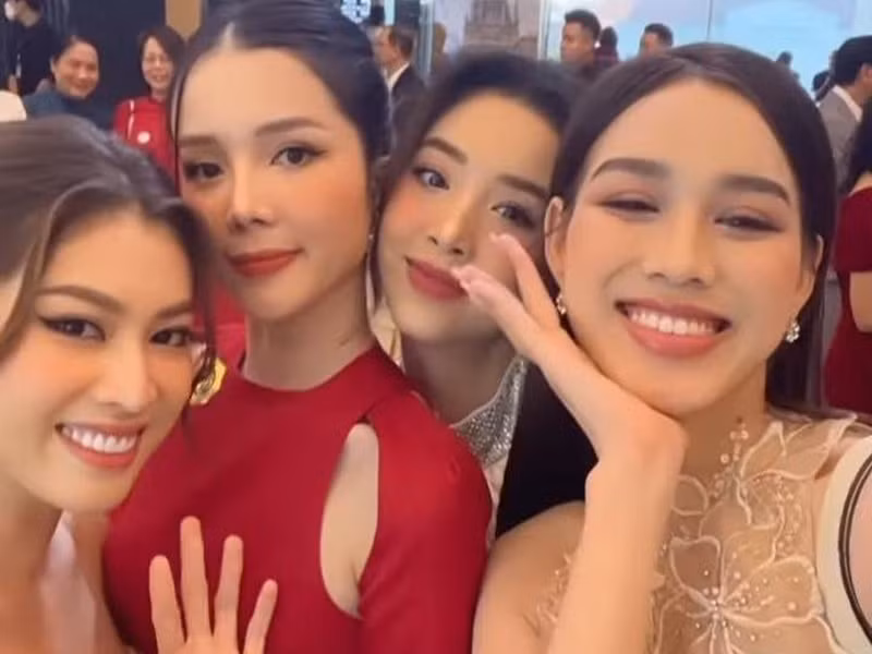 Dàn hậu: Đỗ Thị Hà, Ngọc Thảo, Thúy An dự đám cưới Hoa hậu Đỗ Mỹ Linh. Ảnh: Thể thao văn hóa