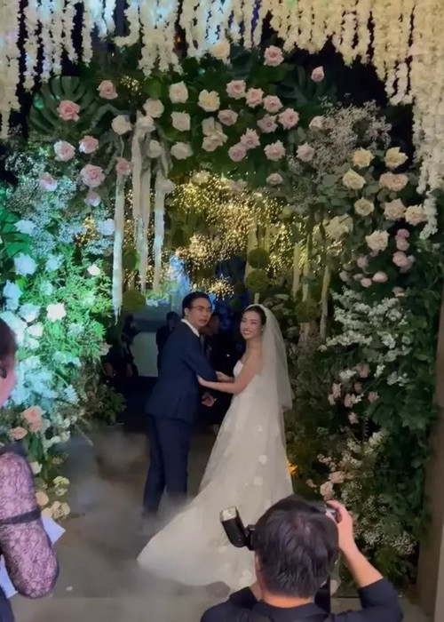 Đỗ Mỹ Linh được bố đẻ đưa vào lễ đường. Ảnh: Thể thao văn hóa