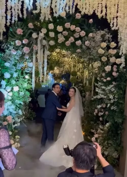 Đỗ Mỹ Linh được bố đẻ đưa vào lễ đường. Ảnh: Thể thao văn hóa