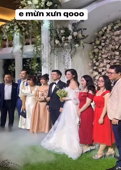 Cô dâu chú rể có mặt để đón khách. Ảnh: Thể thao văn hóa