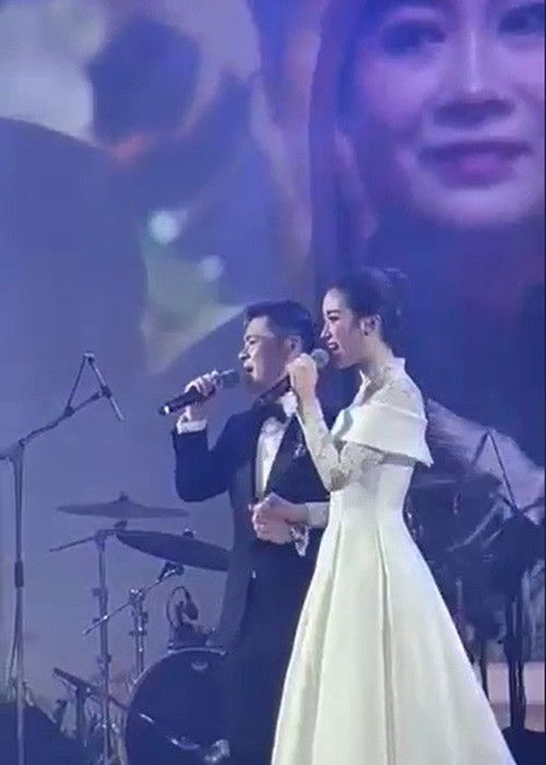 Mỹ Linh và ông xã thiếu gia hát tặng khách mời. Ảnh: Người đưa tin