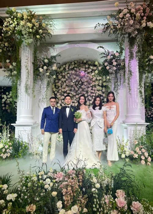 Hoa hậu Lương Thùy Linh (ngoài cùng bên phải) dự đám cưới Đỗ Mỹ Linh - Đỗ Vinh Quang. Ảnh: Bảo vệ công lý