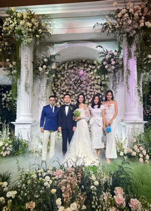 Hoa hậu Lương Thùy Linh (ngoài cùng bên phải) dự đám cưới Đỗ Mỹ Linh - Đỗ Vinh Quang. Ảnh: Bảo vệ công lý