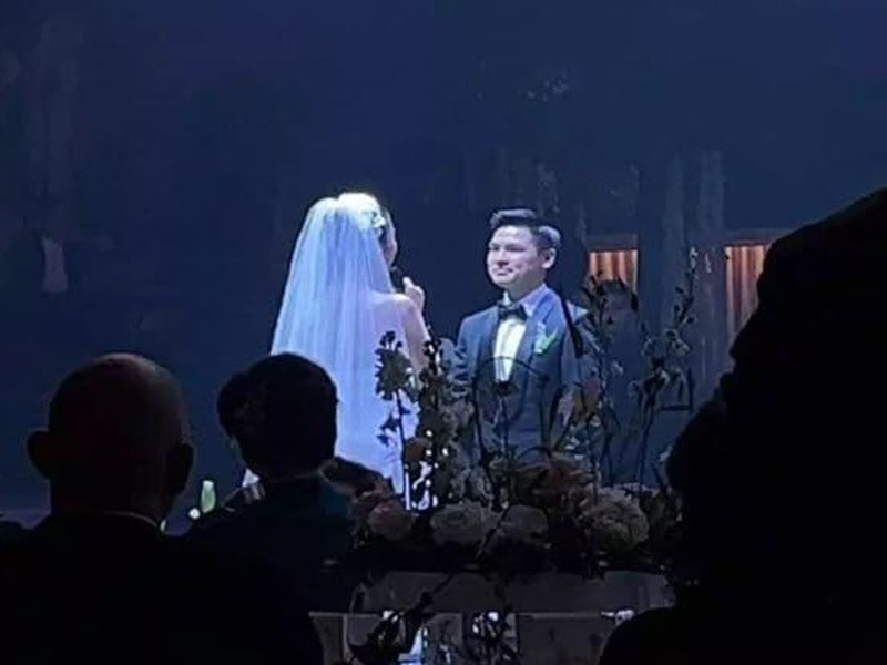 Đôi uyên ương trao lời thề nguyện. Đỗ Vinh Quang nói rằng việc quen và yêu Mỹ Linh đã thay đổi con người anh rất nhiều. Anh khẳng định Mỹ Linh chính là "định mệnh" của cuộc đời mình. Đỗ Mỹ Linh chia sẻ, trong 2 năm quen nhau, cô nhận ra rằng phía sau gương mặt trẻ con của Đỗ Vinh Quang là người đàn ông có trách nhiệm. Cách anh yêu thương người thân khiến Đỗ Mỹ Linh muốn trở thành một phần của cuộc đời anh lẫn gia đình anh. Ảnh: Bảo vệ công lý