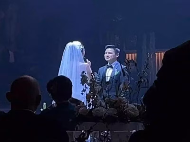 Đôi uyên ương trao lời thề nguyện. Đỗ Vinh Quang nói rằng việc quen và yêu Mỹ Linh đã thay đổi con người anh rất nhiều. Anh khẳng định Mỹ Linh chính là "định mệnh" của cuộc đời mình. Đỗ Mỹ Linh chia sẻ, trong 2 năm quen nhau, cô nhận ra rằng phía sau gương mặt trẻ con của Đỗ Vinh Quang là người đàn ông có trách nhiệm. Cách anh yêu thương người thân khiến Đỗ Mỹ Linh muốn trở thành một phần của cuộc đời anh lẫn gia đình anh. Ảnh: Bảo vệ công lý