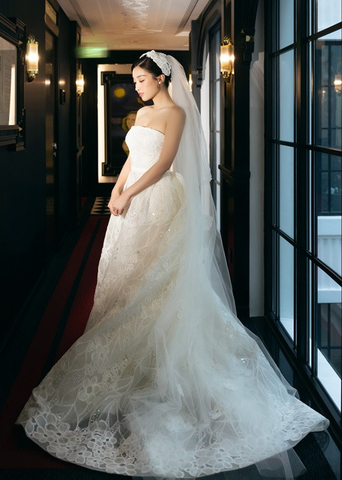 Cả hai mẫu váy cưới được thiết kế cầu kỳ, tôn vẻ gợi cảm của cô dâu. Ảnh: Vietnamnet