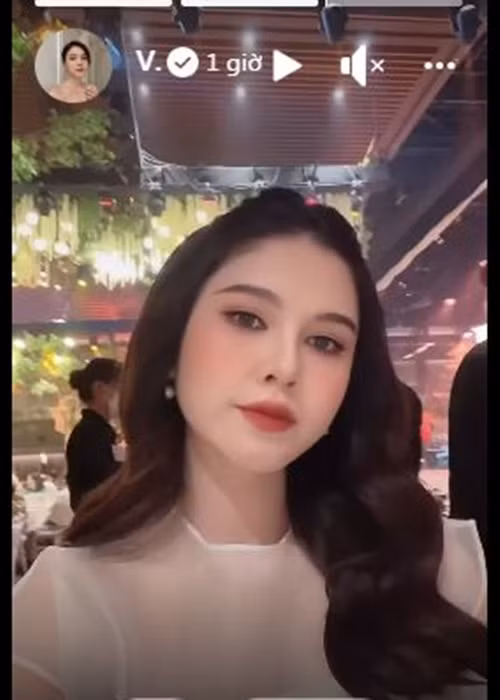 Dù bầu bí vượt mặt, MC Vũ Thu Hoài vẫn đến dự đám cưới. Ảnh chụp màn hình