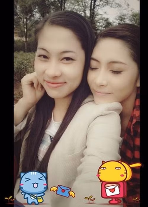 Thùy Trang cũng từng trở thành tâm điểm của dư luận khi mâu thuẫn với em gái Thu Thảo. Theo Thu Thảo, khi cô tham gia một bộ phim do bạn trai lúc đó - doanh nhân Phúc Thành sản xuất, phim bị trễ tiến độ nhưng Thùy Trang vẫn nhận show cho Thu Thảo, dẫn đến việc đôi bên không thống nhất được lịch quay. Ảnh: FBNV