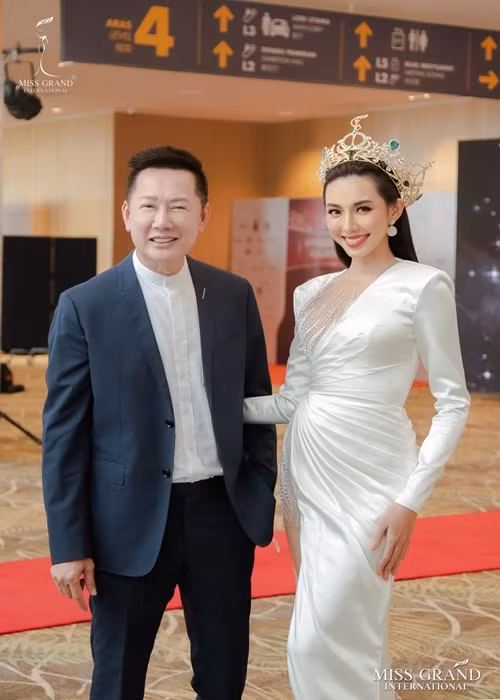 Mới đây, ông Nawat Itsaragrisil - Chủ tịch cuộc thi Miss Grand International - Hoa hậu Hòa bình Quốc tế tiết lộ, Thùy Tiên kiếm ít nhất 2-3 triệu USD trong nhiệm kỳ hoa hậu. Ảnh: FBNV