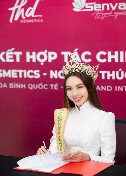 Thu nhập của Thùy Tiên đến từ việc dự sự kiện, làm đại sứ cho nhiều thương hiệu, nhãn hàng trong nước và quốc tế. Ảnh: FBNV