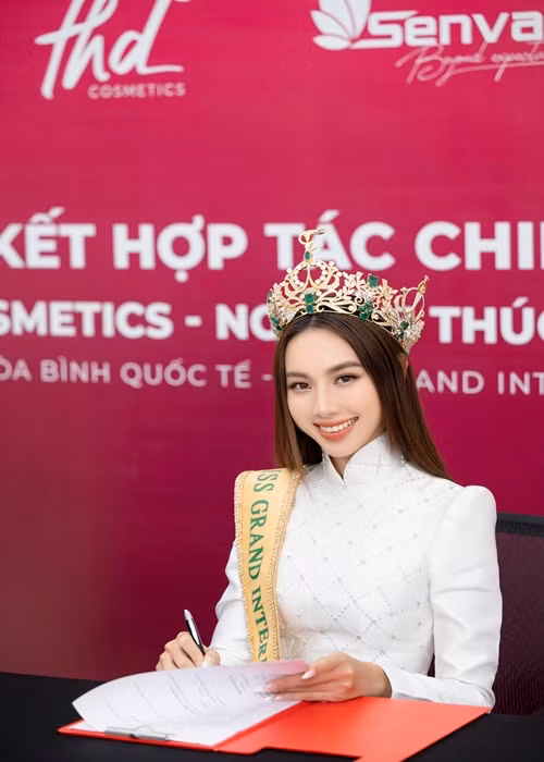 Thu nhập của Thùy Tiên đến từ việc dự sự kiện, làm đại sứ cho nhiều thương hiệu, nhãn hàng trong nước và quốc tế. Ảnh: FBNV