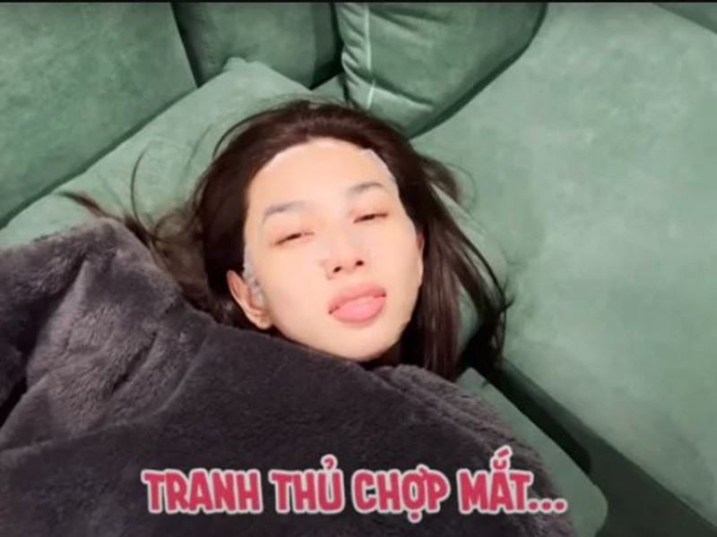 Thùy Tiên từng chia sẻ về một ngày đi làm bận rộn của mình. Cô có mặt tại studio từ 7h sáng, thực hiện 7 bộ hình. Mỗi khi rảnh, Thùy Tiên tranh thủ chợp mắt, ăn uống. Ảnh: Saostar