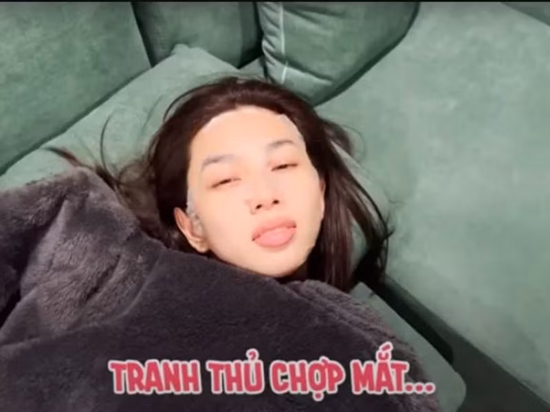 Thùy Tiên từng chia sẻ về một ngày đi làm bận rộn của mình. Cô có mặt tại studio từ 7h sáng, thực hiện 7 bộ hình. Mỗi khi rảnh, Thùy Tiên tranh thủ chợp mắt, ăn uống. Ảnh: Saostar