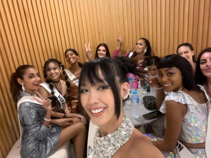 Mới đây, người đẹp mang khăn rằn tặng quà cho các thí sinh trong cuộc thi.