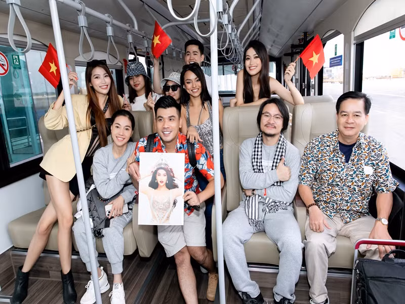 Các nhà thiết kế gồm: Đỗ Long, Vũ Việt Hà, Brian Võ, Hoàng Tony, Tuấn Trần, Văn Thành Công, Nguyễn Minh Công, Tín Thái, Trần Thanh Tâm. Ảnh: Sen Vàng