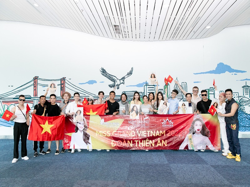 Đoàn chuẩn bị băng rôn, cờ Việt Nam và poster để cổ vũ cho Đoàn Thiên Ân thi chung kết Hoa hậu Hòa bình Quốc tế.