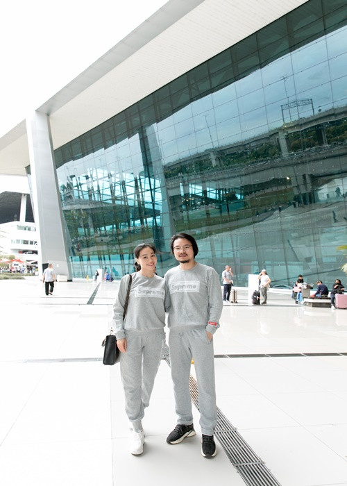 Vợ chồng "bà trùm hoa hậu" thực hiện lời hứa đưa Quỳnh Châu, Minh Thư, Mai Ngô sang nước ngoài cổ vũ Hoa hậu Đoàn Thiên Ân. Ảnh: Sen Vàng