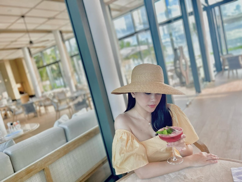 "Gà cưng" một thời của Vũ Khắc Tiệp khoe vai trần gợi cảm khiến người đối diện khó rời mắt. Ảnh: FBNV