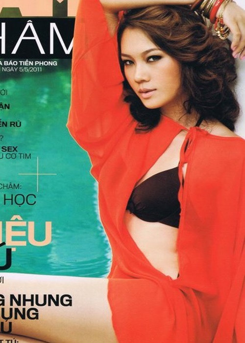 Nữ người mẫu gợi cảm trên bìa tạp chí năm 2011. Ảnh: FBNV