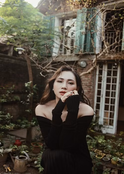 Ngọc Thạch hiện tại là bà mẹ hai con. Sắc vóc của cô được nhận xét quyến rũ hơn ngày còn son rỗi. Ảnh: FBNV