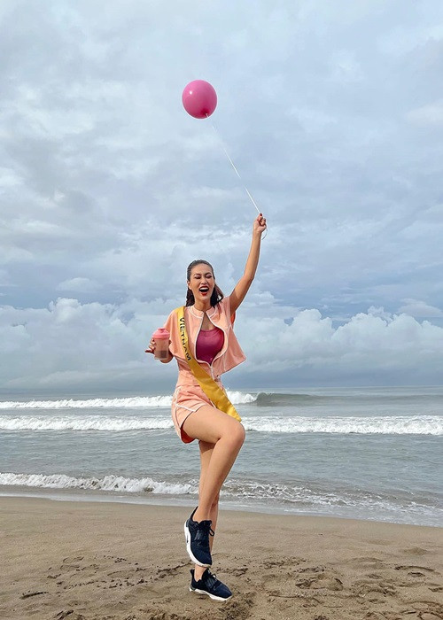 Trước những lời khen chê, Thiên Ân cho biết, cô lắng nghe những góp ý từ khán giả, công ty chủ quản và ê-kíp, từ đó chọn lọc những điều bản thân có thể cải thiện nhiều hơn, phát huy tối đa năng lực của mình. Người đẹp thừa nhận cô vẫn còn nhiều thiếu sót nhưng điều quan trọng là cô vẫn luôn nỗ lực. Ảnh: FBNV