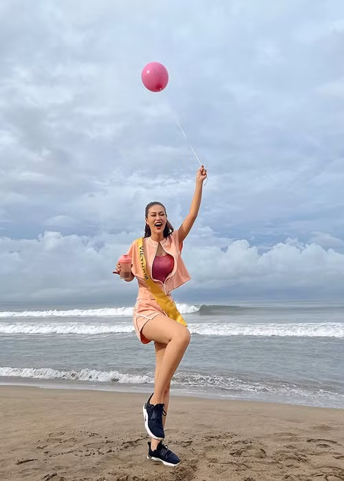 Trước những lời khen chê, Thiên Ân cho biết, cô lắng nghe những góp ý từ khán giả, công ty chủ quản và ê-kíp, từ đó chọn lọc những điều bản thân có thể cải thiện nhiều hơn, phát huy tối đa năng lực của mình. Người đẹp thừa nhận cô vẫn còn nhiều thiếu sót nhưng điều quan trọng là cô vẫn luôn nỗ lực. Ảnh: FBNV