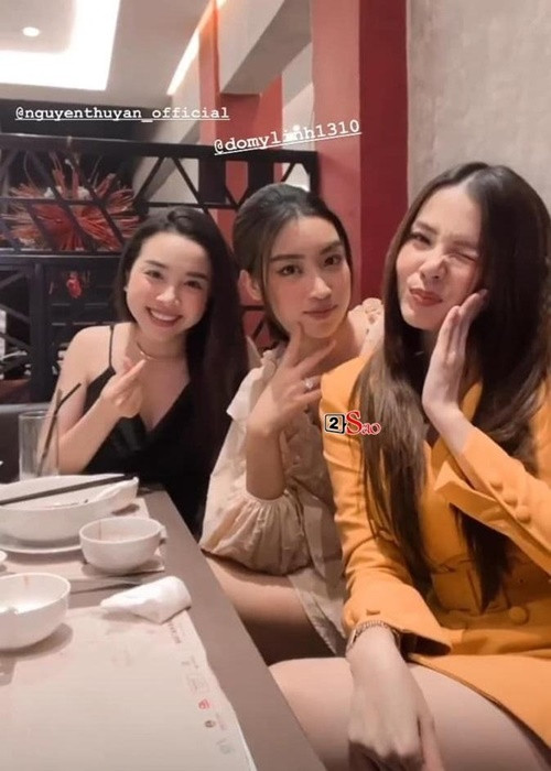 Tháng 1/2022, Hoa hậu Mỹ Linh lên tiếng phủ nhận khi vướng tin đồn sắp lên xe hoa vì đeo nhẫn ở ngón tay áp út. Chia sẻ trên Vietnamnet, người đẹp cho biết chiếc nhẫn cô đeo chỉ là trang sức bình thường, không có chuyện cô sắp kết hôn như lời đồn. Ảnh: Vietnamnet