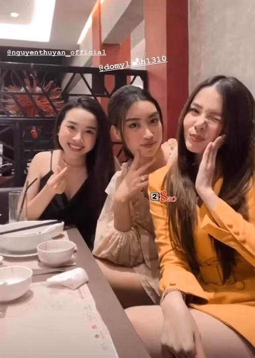 Tháng 1/2022, Hoa hậu Mỹ Linh lên tiếng phủ nhận khi vướng tin đồn sắp lên xe hoa vì đeo nhẫn ở ngón tay áp út. Chia sẻ trên Vietnamnet, người đẹp cho biết chiếc nhẫn cô đeo chỉ là trang sức bình thường, không có chuyện cô sắp kết hôn như lời đồn. Ảnh: Vietnamnet