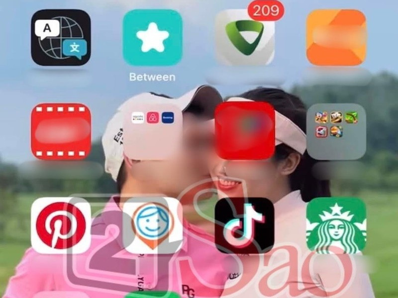 Sau khi phủ nhận tin đồn sắp cưới, Đỗ Mỹ Linh vô tình hé lộ về bạn trai. Cụ thể, trong một lần quay lại màn hình điện thoại để khoe làm MC chương trình truyền hình, sau khi thoát khỏi video, người đẹp để lộ hình nền điện thoại là khoảnh khắc được bạn trai hôn lên má trên sân golf. Ảnh: Vietnamnet