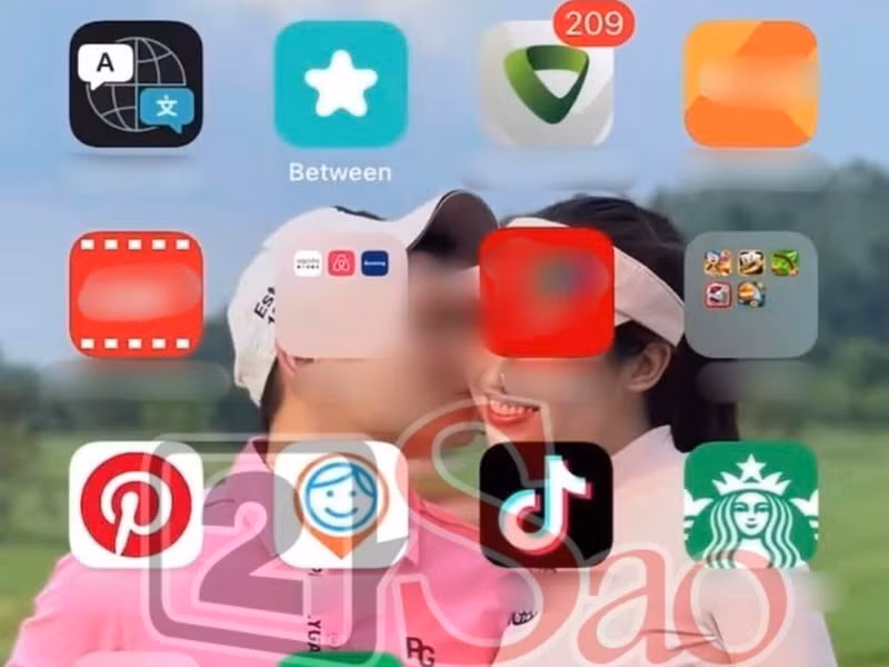 Sau khi phủ nhận tin đồn sắp cưới, Đỗ Mỹ Linh vô tình hé lộ về bạn trai. Cụ thể, trong một lần quay lại màn hình điện thoại để khoe làm MC chương trình truyền hình, sau khi thoát khỏi video, người đẹp để lộ hình nền điện thoại là khoảnh khắc được bạn trai hôn lên má trên sân golf. Ảnh: Vietnamnet