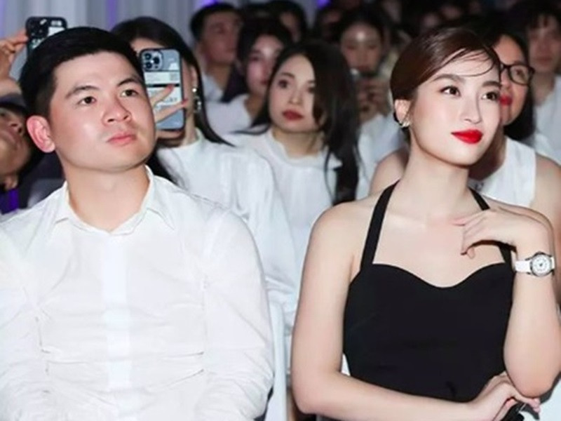 Tối ngày 27/4/2022, trong một chương trình âm nhạc, Mỹ Linh ngồi cạnh Vinh Quang. Ảnh: Zing