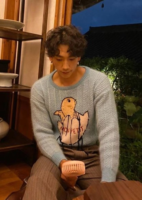 Bi Rain còn rất yêu chiều hai cô công chúa. Anh chấp nhận làm người mẫu cho hai con gái trang điểm và kiên nhẫn ngồi chơi đồ chơi với các con. Ảnh: Dân Trí