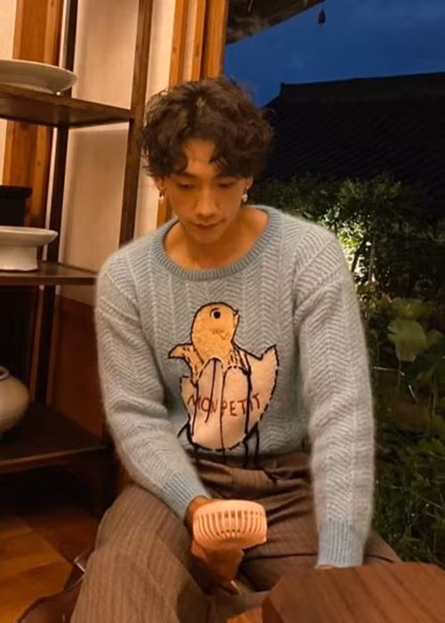 Bi Rain còn rất yêu chiều hai cô công chúa. Anh chấp nhận làm người mẫu cho hai con gái trang điểm và kiên nhẫn ngồi chơi đồ chơi với các con. Ảnh: Dân Trí