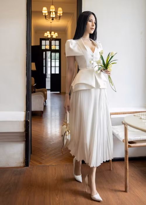 Hiện tại, Diệp Lâm Anh làm mẹ đơn thân sau khi cuộc hôn nhân với Đức Phạm đổ vỡ. Vào cuối tháng 9/2022, đáng lẽ Diệp Lâm Anh và Đức Phạm có phiên tòa sơ thẩm sau 3 lần hòa giải không đạt được thỏa thuận chung về con cái lẫn tài sản. Theo Người lao động, vì sức khỏe không tốt, Diệp Lâm Anh đã làm đơn xin hoãn thời gian ra tòa . Ảnh: FBNV