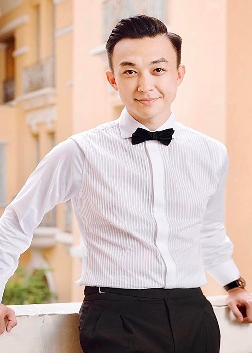 Chồng sắp cưới của Ngân Anh cập nhật hình ảnh mặc trang phục chú rể.