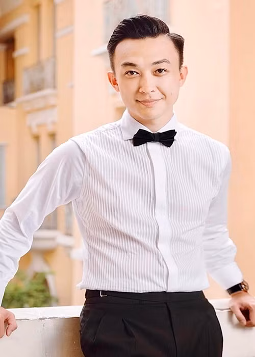 Chồng sắp cưới của Ngân Anh cập nhật hình ảnh mặc trang phục chú rể.