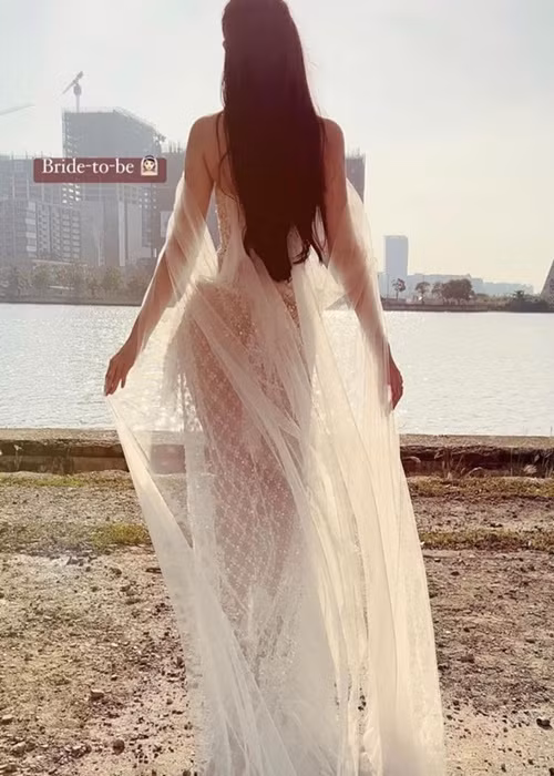 Ngân Anh hé lộ một mẫu váy cưới khoe khéo vóc dáng gợi cảm.