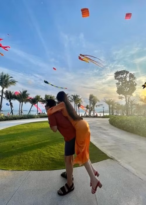 Khi Ngân Anh viết: “Anh nói, tranh thủ hẹn hò rồi đúng hai tháng nữa là ở nhà nấu cơm nha. Nhưng mà, tui nhất quyết không để anh thao túng tâm lý nhé!”, Tô Ny đáp lại đầy ngọt ngào: “Ai thao túng tâm lý ai cũng được, nhưng cố gắng duy trì hẹn hò mỗi tháng một lần cho hôn nhân đỡ đơn điệu em à”.