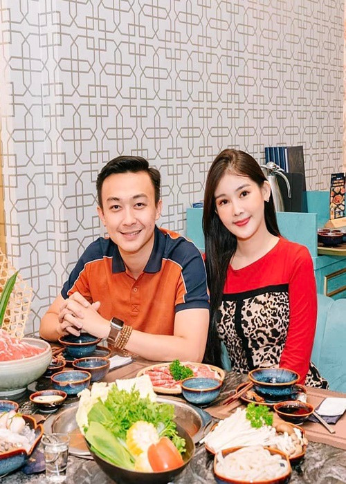 Cặp đôi sánh đôi tại sự kiện, cùng đi ăn uống.