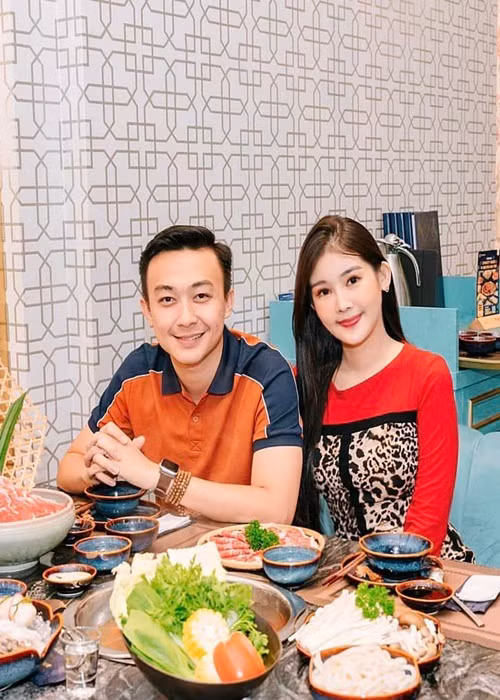 Cặp đôi sánh đôi tại sự kiện, cùng đi ăn uống.