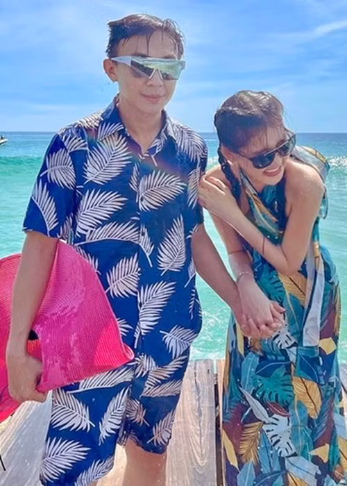 Trước thềm đám cưới, Ngân Anh và Tô Ny dính như sam.