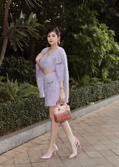 Trước Tô Ny, Ngân Anh chưa từng công khai bất kì mối tình nào.