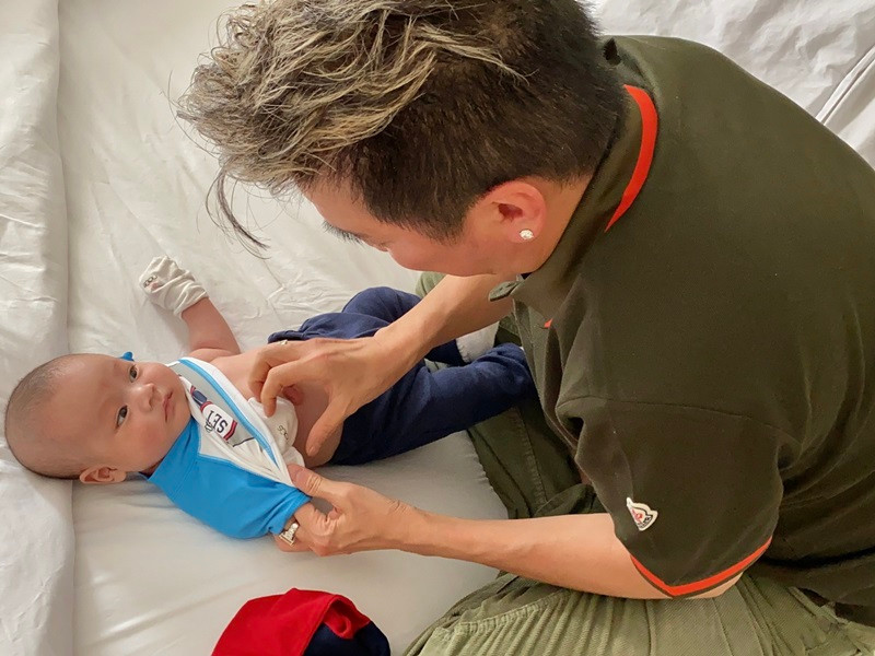 Một hình ảnh rất khác của Mr Đàm khi cho con uống sữa, thay quần áo cho con, cõng con.