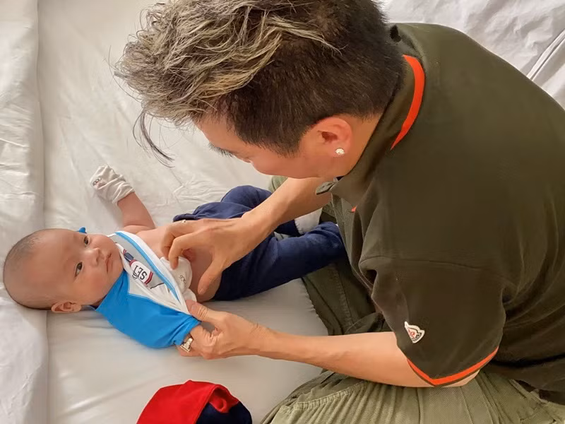 Một hình ảnh rất khác của Mr Đàm khi cho con uống sữa, thay quần áo cho con, cõng con.