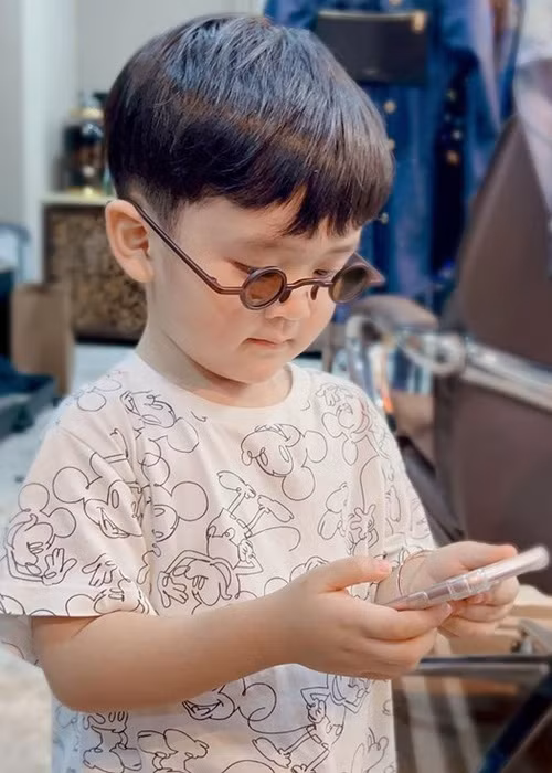 Đàm Vĩnh Hưng còn thực hiện series “Nhật ký làm cha”, dự kiến đăng tải tập 1 vào 19h ngày 18/10 trên kênh Youtube.