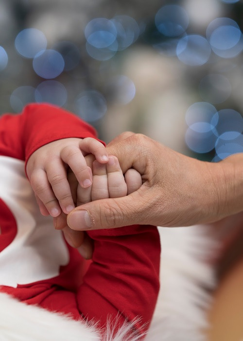 Mr Đàm hé lộ khoảnh khắc nắm bàn tay nhỏ bé của quý tử.