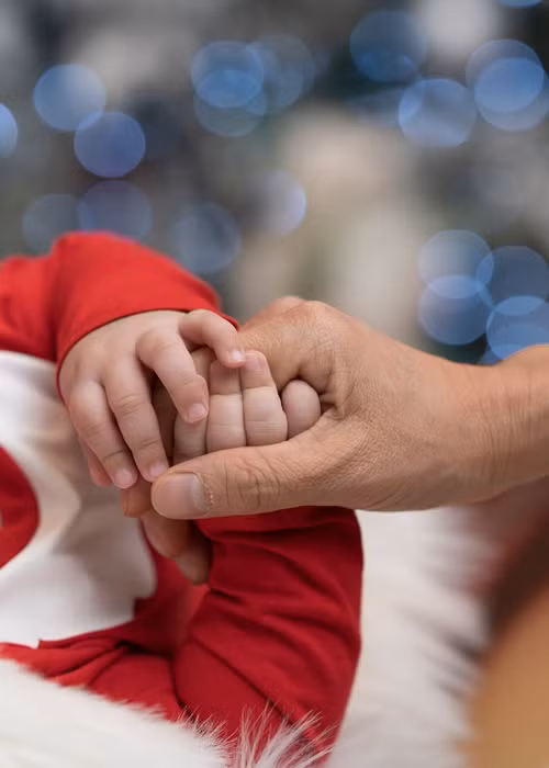 Mr Đàm hé lộ khoảnh khắc nắm bàn tay nhỏ bé của quý tử.