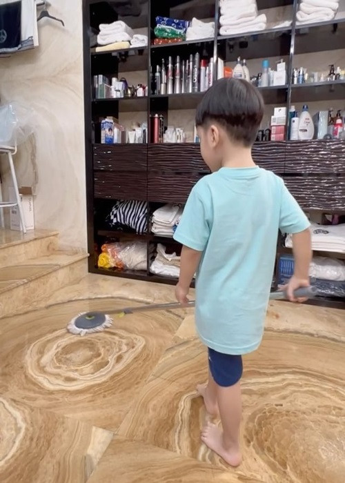 3 tuổi, bé Polo đã biết phụ bố lau dọn nhà cửa.